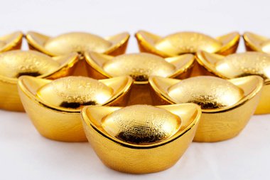 Arkaplanda altın külçeler, kapat