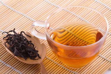 Oolong çayı ve kurutulmuş çay yaprakları.