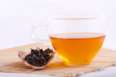 Oolong çayı ve kurutulmuş çay yaprakları.