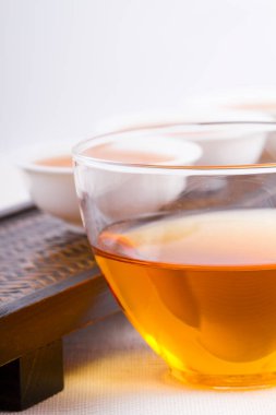 Arka planda bir bardak Oolong çayı, yakın plan.