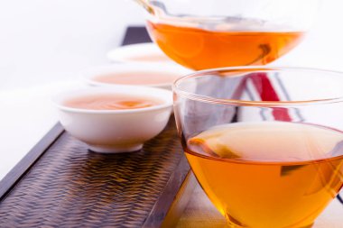 Çay fincanına çay dökülüyor.