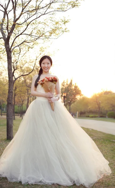 Счастливая Невеста Белом Платье Парке — стоковое фото