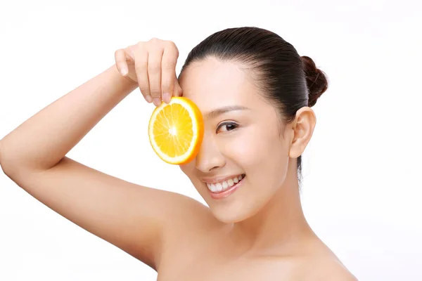 Mulher Bonita Segurando Uma Laranja — Fotografia de Stock