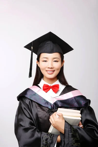 Női Főiskolai Hallgatók Akik Bachelor Ruházatot Viselnek — Stock Fotó