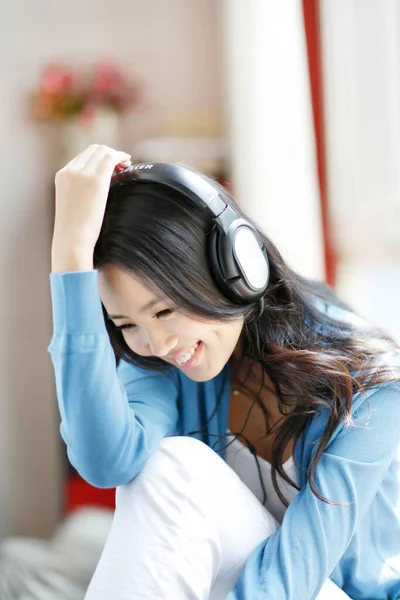 Moda Jovem Mulher Vestindo Fone Ouvido Ouvir Música — Fotografia de Stock