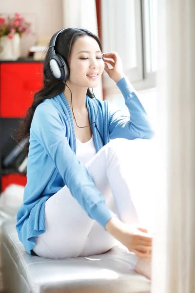 Moda Jovem Mulher Vestindo Fone Ouvido Ouvir Música — Fotografia de Stock