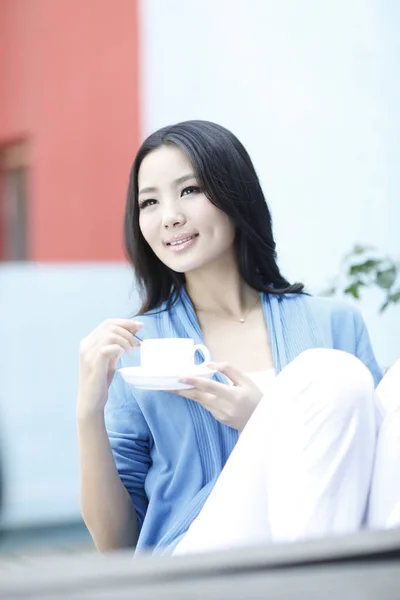 여성이 커피를 마시는 — 스톡 사진