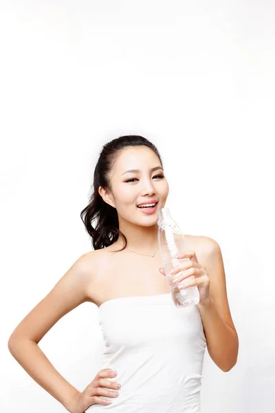Ung Kvinna Som Håller Flaska Vatten — Stockfoto