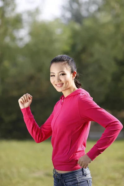 Mujer Joven Haciendo Ejercicio Aire Libre — Foto de Stock