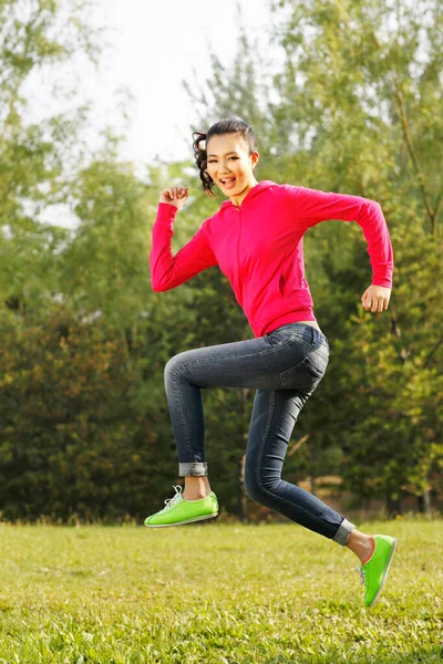 Mujer Joven Haciendo Ejercicio Aire Libre — Foto de Stock