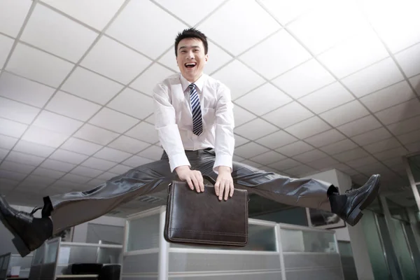 とても幸せな飛び込みビジネスマン — ストック写真