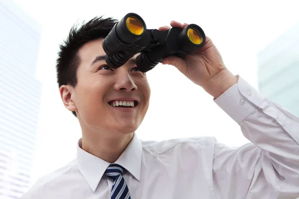 Empresário Olhando Através Telescópio Mão Sorrindo — Fotografia de Stock