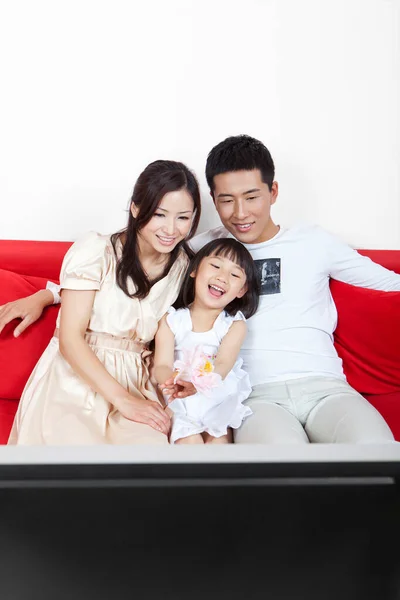 Baba Anne Kız Televizyon Izliyor Gülümsüyor — Stok fotoğraf