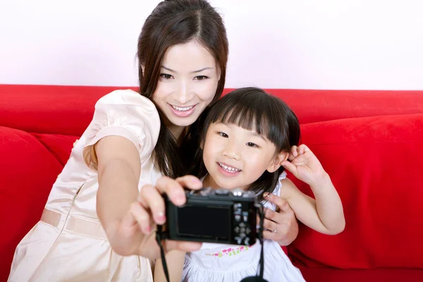 Mãe Com Filha Fotografando Com Câmera Digital Sorrindo — Fotografia de Stock