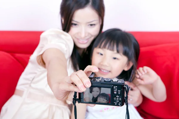 Mutter Mit Tochter Fotografiert Sich Lächelnd Mit Digitalkamera — Stockfoto