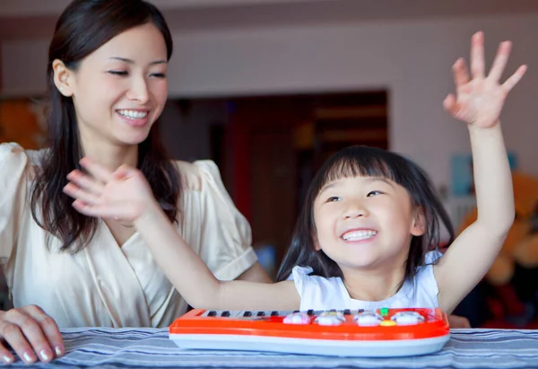 Mädchen Spielen Vibraphon Mit Mutter Daneben — Stockfoto