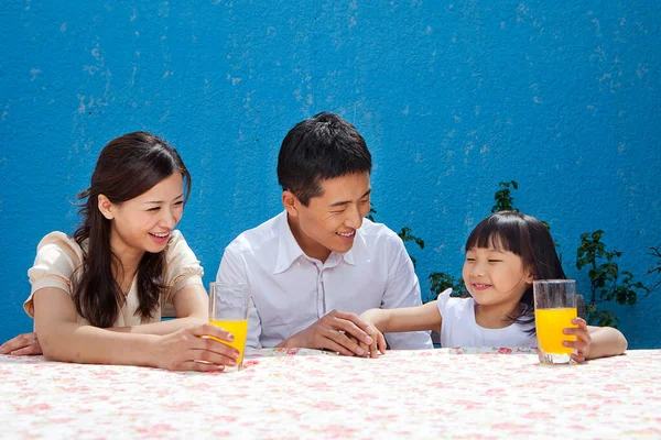 Lycklig Familj Dricker Färsk Juice — Stockfoto