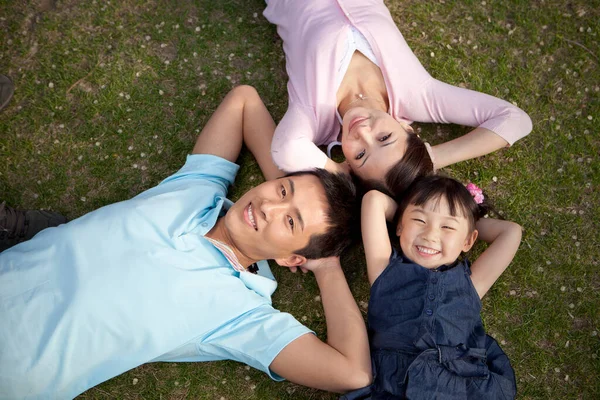 幸福的家庭躺在草地上 — 图库照片