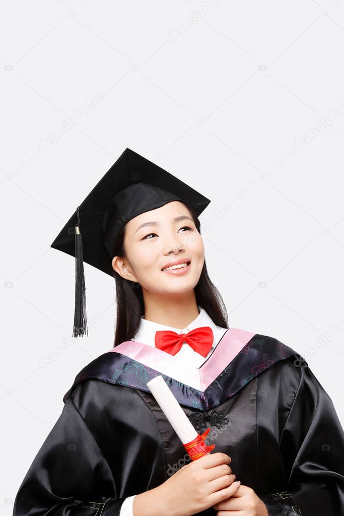 	Portrait of female university graduates	