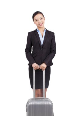 İş kadını bavulla yürüyor