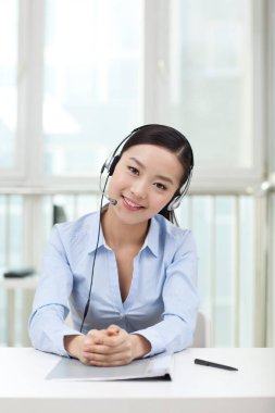 Kulaklık takan, portre takan kadın ofis çalışanı.