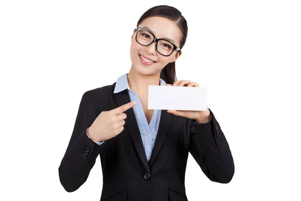 Empresária Sorridente Segurando Cartão Branco Escritório — Fotografia de Stock