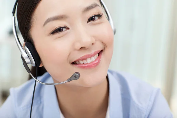 Trabajadora Oficina Con Auriculares Retrato —  Fotos de Stock