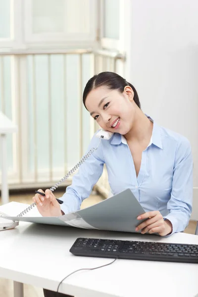 Retrato Una Mujer Negocios Usando Teléfono —  Fotos de Stock