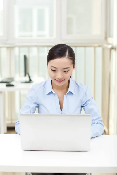 Jovem Mulher Usando Laptop Escritório — Fotografia de Stock