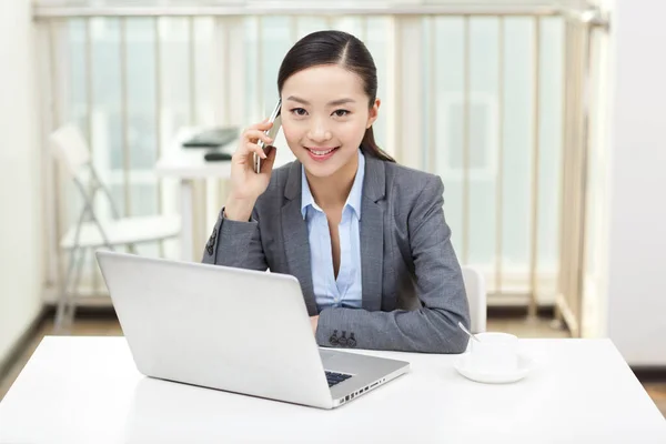 Retrato Uma Mulher Negócios Usando Telefone Celular — Fotografia de Stock