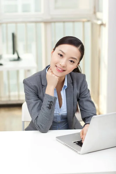 Jovem Mulher Sentada Frente Laptop — Fotografia de Stock