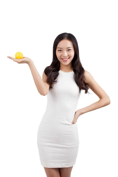 Jovem Mulher Segurando Limão — Fotografia de Stock