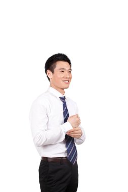 İş adamı odada kravat ayarlıyor