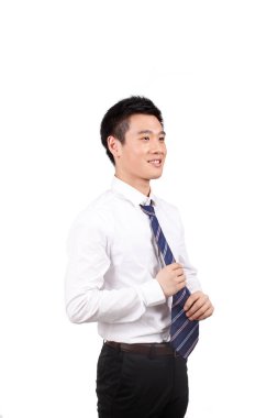 İş adamı odada kravat ayarlıyor