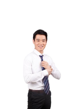 İş adamı odada kravat ayarlıyor