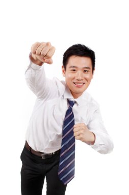 Bir iş adamı boks pozu veriyor ve kameraya bakıyor.