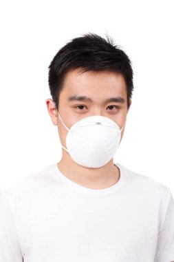 Cerrahi maskeli genç adam.