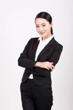 Farklı pozisyonlarda duran genç bir iş kadını