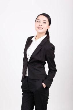 Farklı pozisyonlarda duran genç bir iş kadını