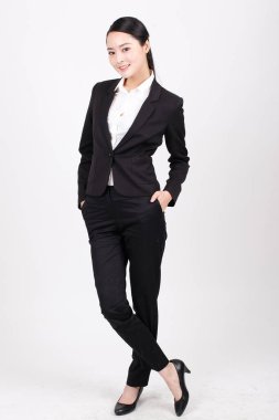 Farklı pozisyonlarda duran genç bir iş kadını