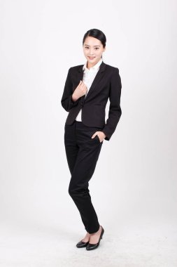 Farklı pozisyonlarda duran genç bir iş kadını