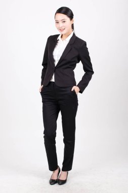 Farklı pozisyonlarda duran genç bir iş kadını