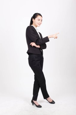 Farklı pozisyonlarda duran genç bir iş kadını