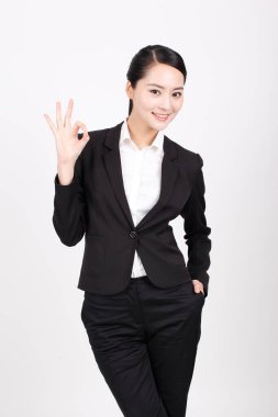 Farklı pozisyonlarda duran genç bir iş kadını