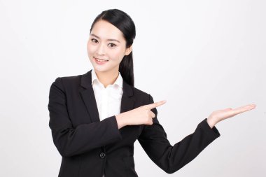 Farklı pozisyonlarda duran genç bir iş kadını