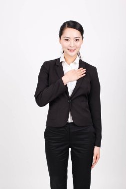 Farklı pozisyonlarda duran genç bir iş kadını