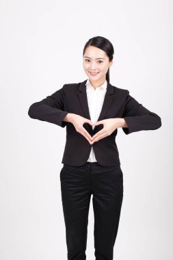 Farklı pozisyonlarda duran genç bir iş kadını