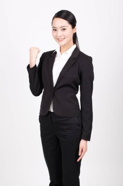 Farklı pozisyonlarda duran genç bir iş kadını