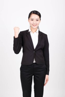 Farklı pozisyonlarda duran genç bir iş kadını