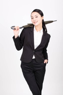 Şemsiye tutan bir iş kadını. 